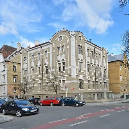 Spacious Near Castle Praga