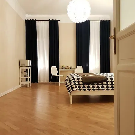 Spacious Near Castle Kwatera prywatna Praga