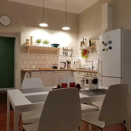 Δωμάτια σε οικογενειακή κατοικία Spacious Near Castle *