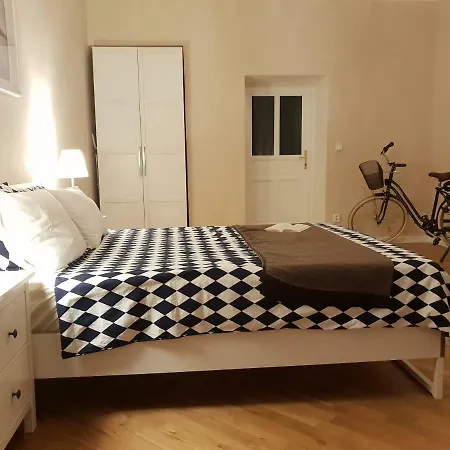 Δωμάτια σε οικογενειακή κατοικία Spacious Near Castle